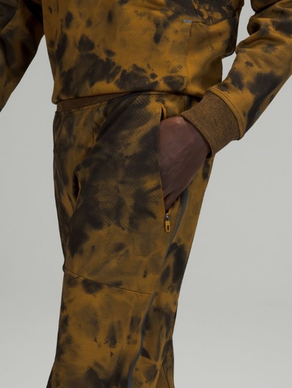 Lululemon Textured Tech Pant In Diamond Dye Gold Spice Black Size M